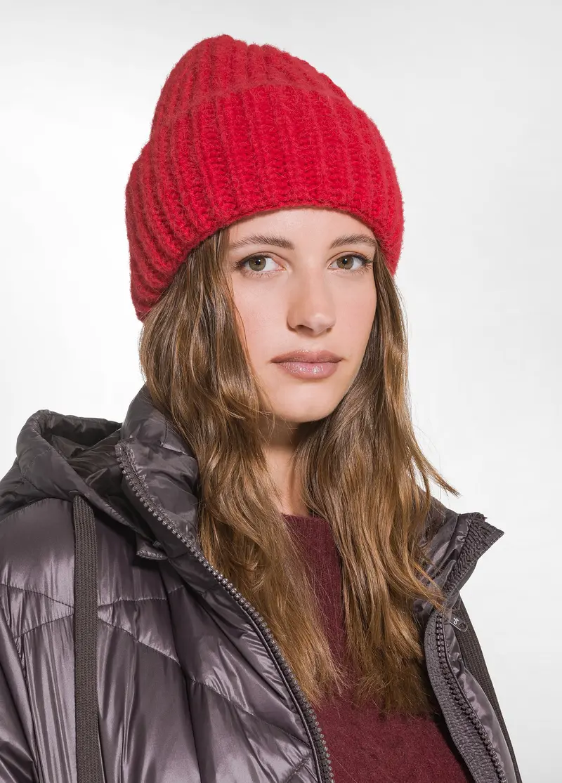 BERRETTO IN ALPACA CON RISVOLTO ROSSO