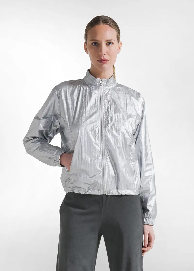BOMBER CON COLLO ALTO CON DETTAGLI METALLICI GRIGIO