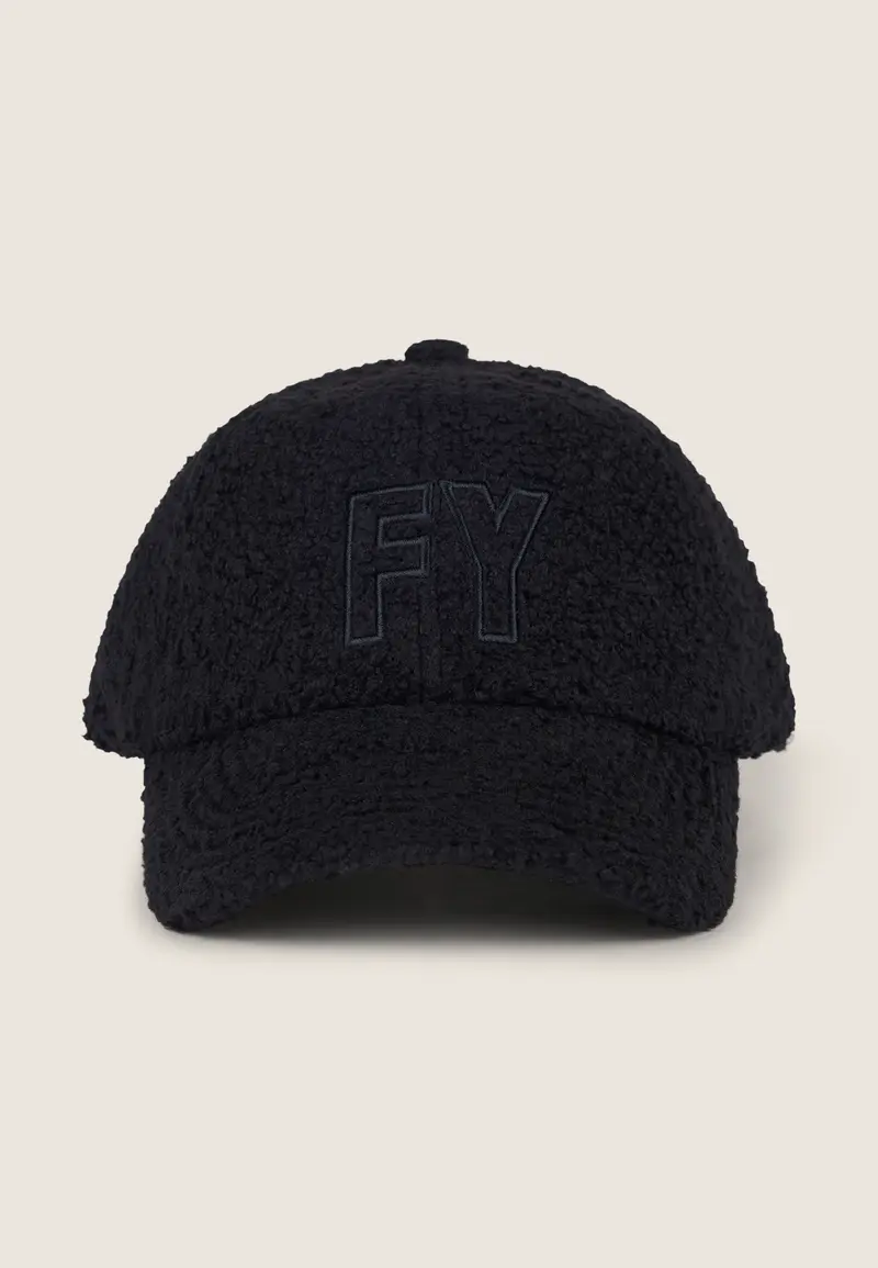 Cappellino sherpa con maxi ricamo FY tono su tono