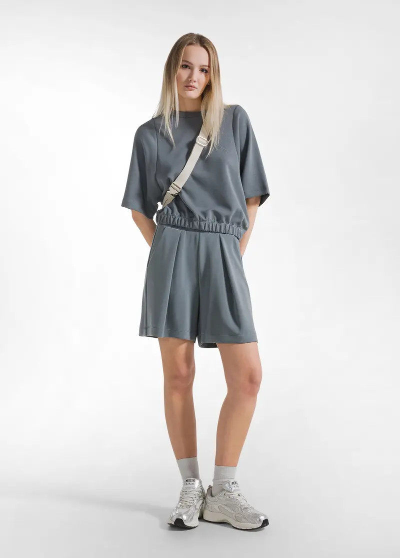 COMPLETO FELPA A MANICHE CORTE E SHORTS PLISSETTATI IN MODAL VERDE
