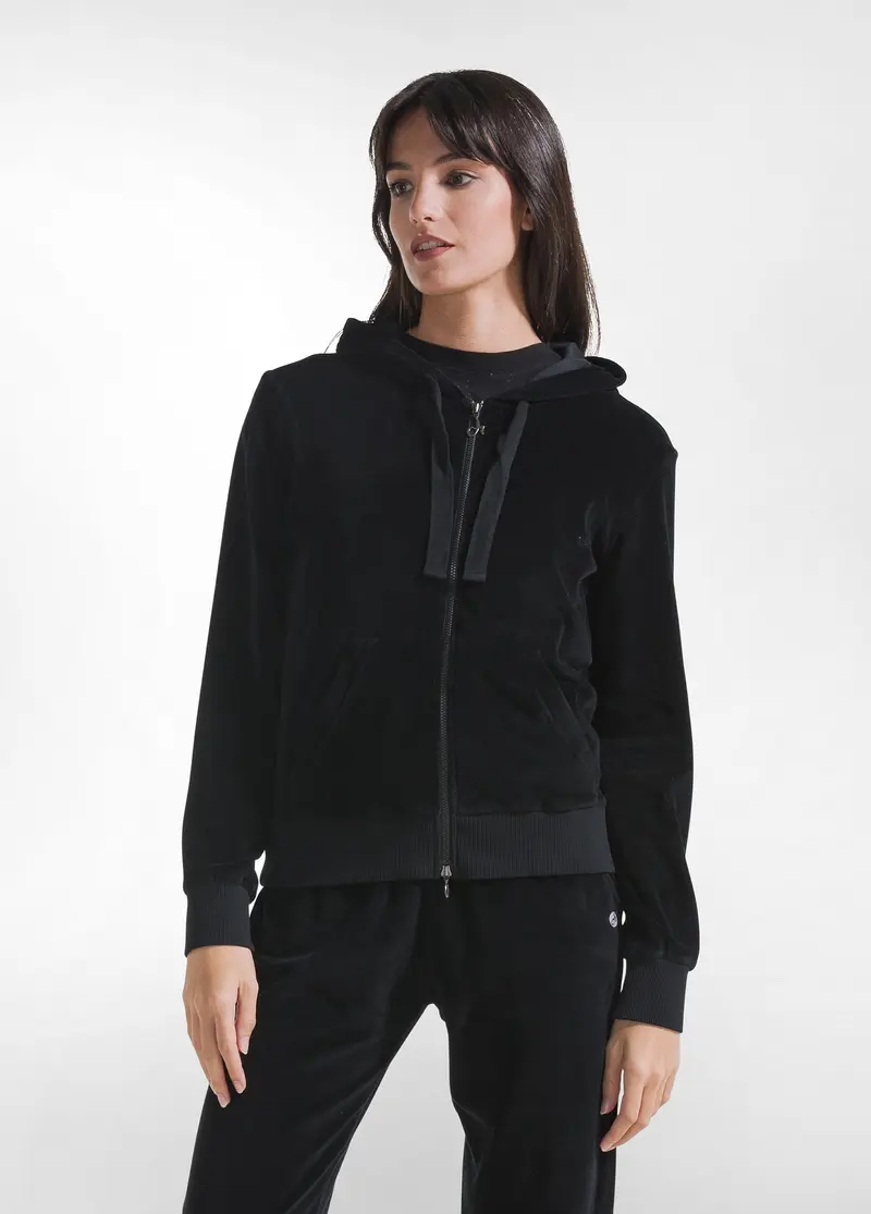 FELPA IN CINIGLIA CON ZIP E CAPPUCCIO NERO