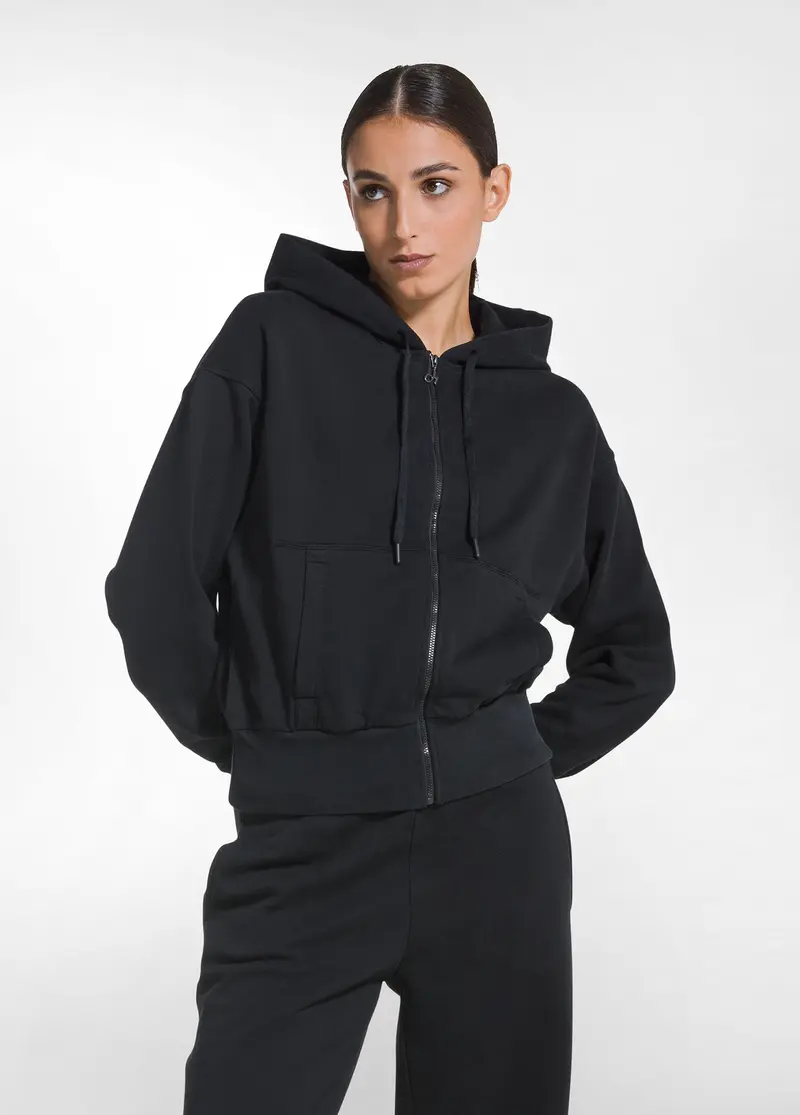 FELPA IN COTONE ORGANICO CON ZIP E CAPPUCCIO NERO