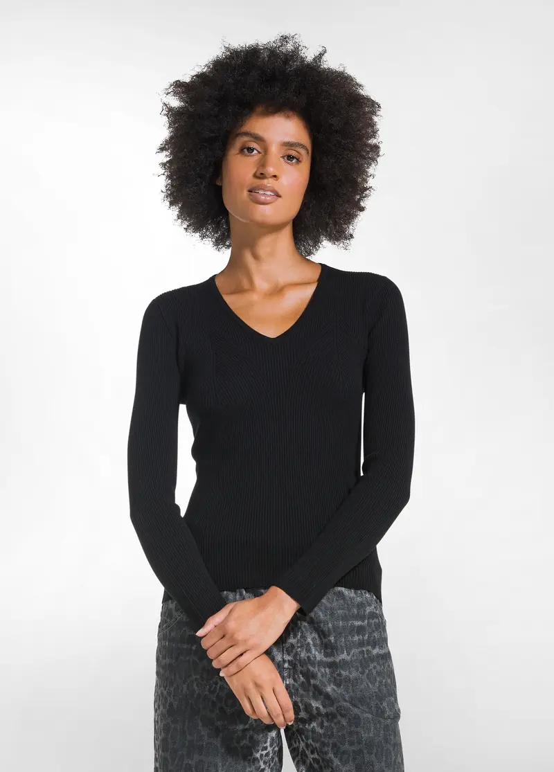 MAGLIA IN LANA A COSTE CON SCOLLO A V NERO