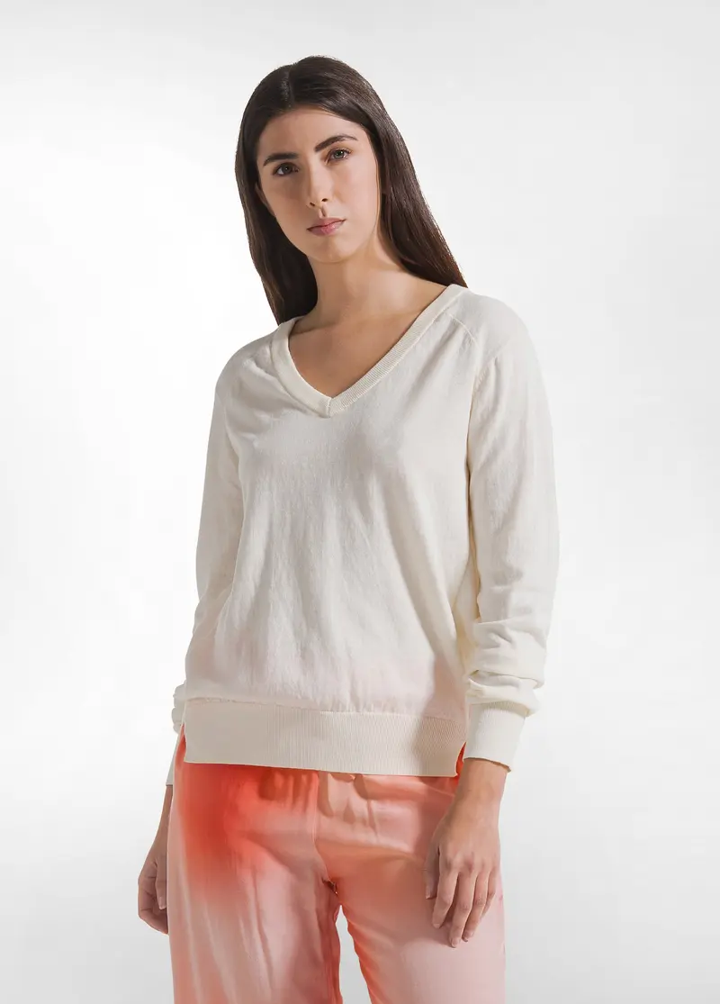 MAGLIA IN SETA CON SCOLLO A V BIANCO