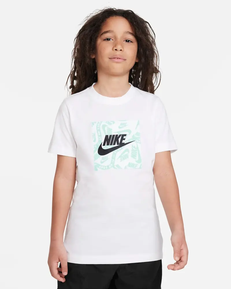 NIKE T-SHIRT CLUB SESONAL HBR JR FD3929 100