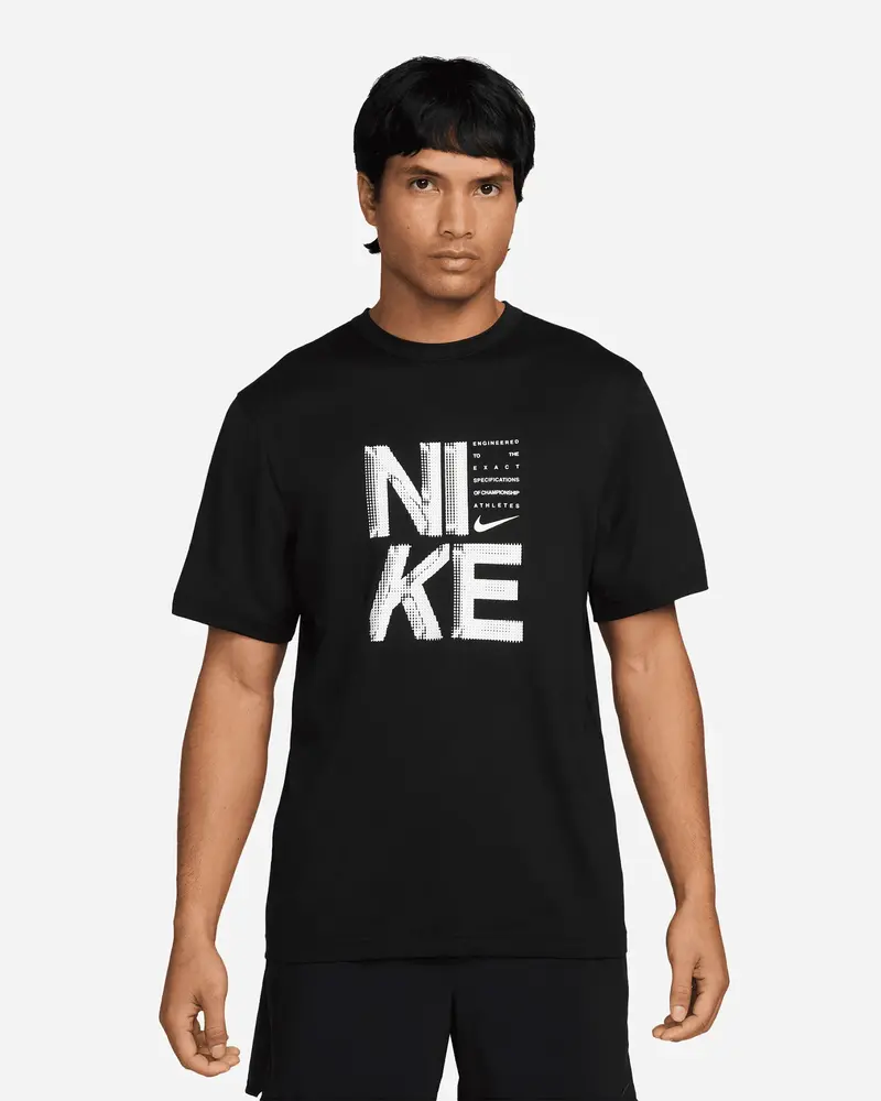 NIKE T-SHIRT IN TESSUTO DRI-FIT CON LOGO SUL DAVANTI SCRITTA NIKE IF2778 010