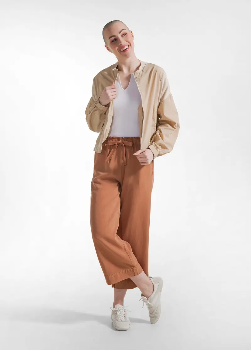 PANTALONE CROPPED IN TWILL TENCEL MARRONE