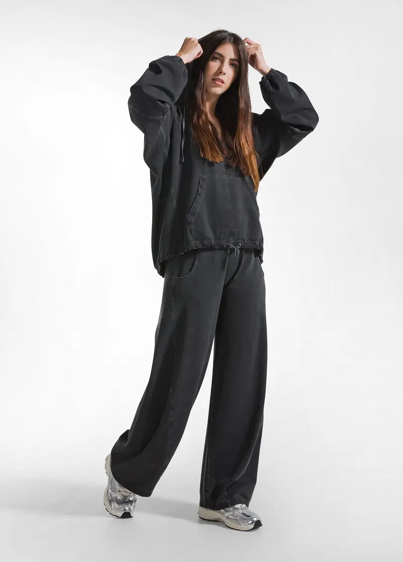 PANTALONI A VITA BASSA CON DETTAGLI SATINATI NERO
