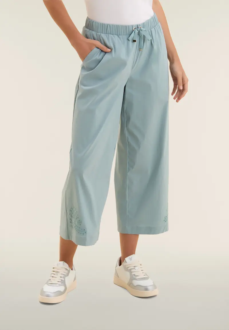 Pantaloni Cropped con Ricamo Floreale al Fondo