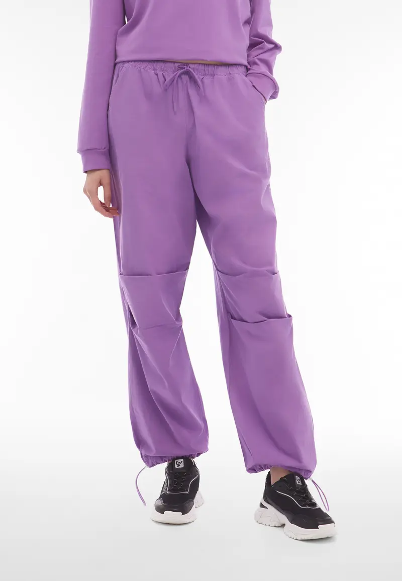 Pantaloni parachute pants in popeline con coulisse sul fondo