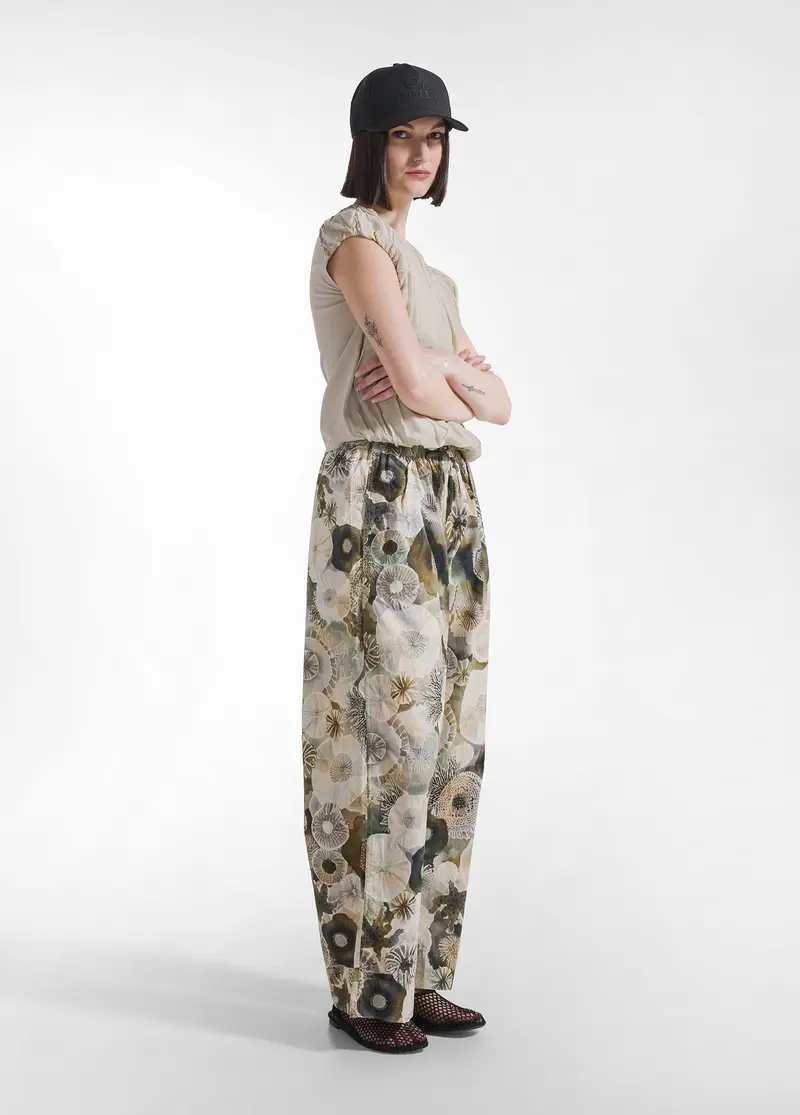 PANTALONI RELAXED IN POPELINE EFFETTO PARACHUTE ALL-OVER VERDE
