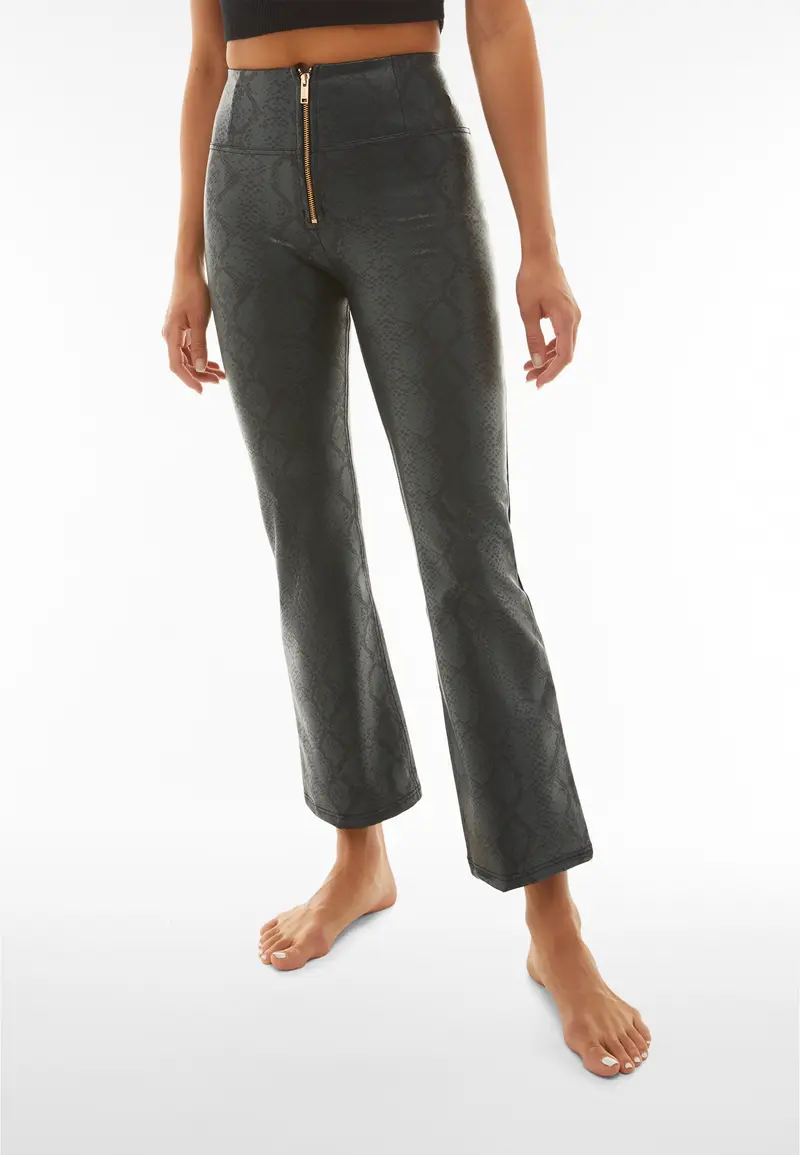 Pantaloni WR.UP® similpelle pitonata fondo flare cropped