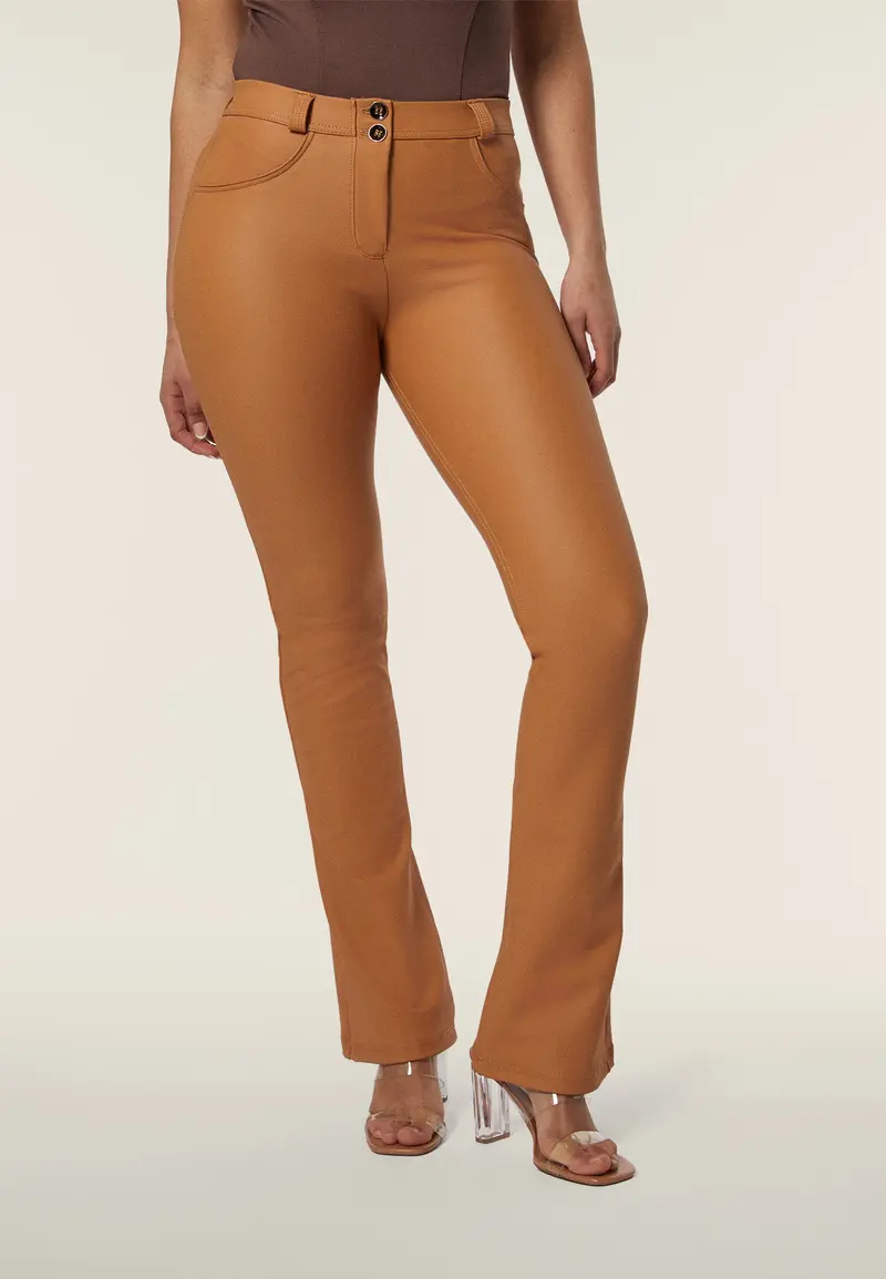 Pantaloni WR.UP® vita regular fondo bootcut in similpelle
