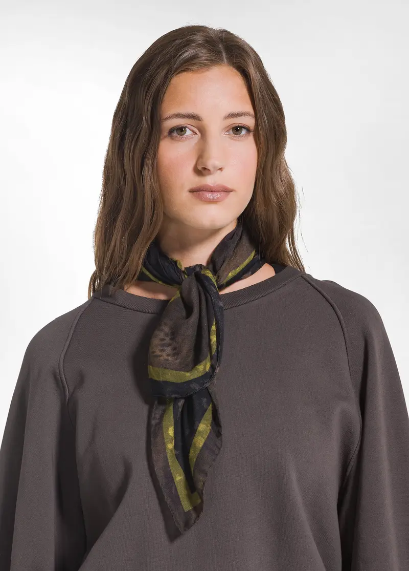 SCIARPA ALLOVER IN LANA MARRONE