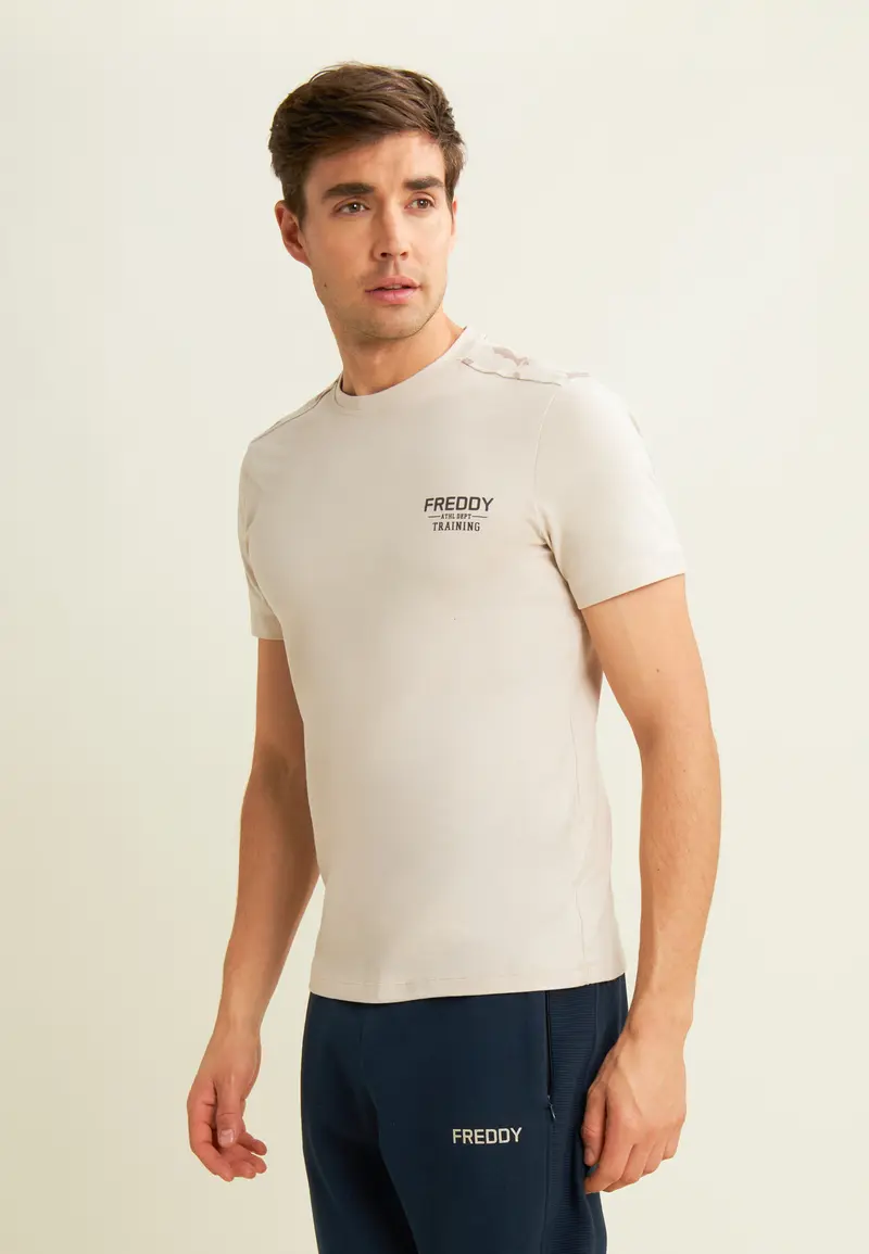 T-shirt con inserti camouflage e logo sul cuore