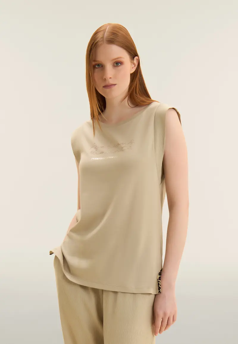 T-shirt con maniche in tessuto crinkle e scritta gioiello