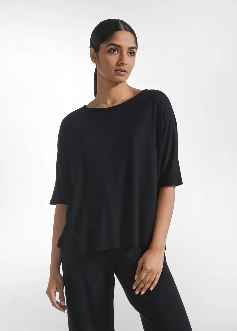 T-SHIRT FLUIDA IN VISCOSA NERO