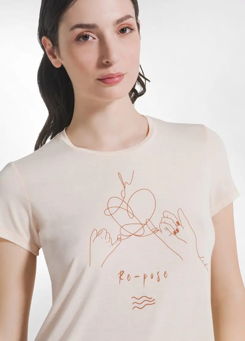 T-SHIRT IN VISCOSA CON GRAFICA YOGA ROSA