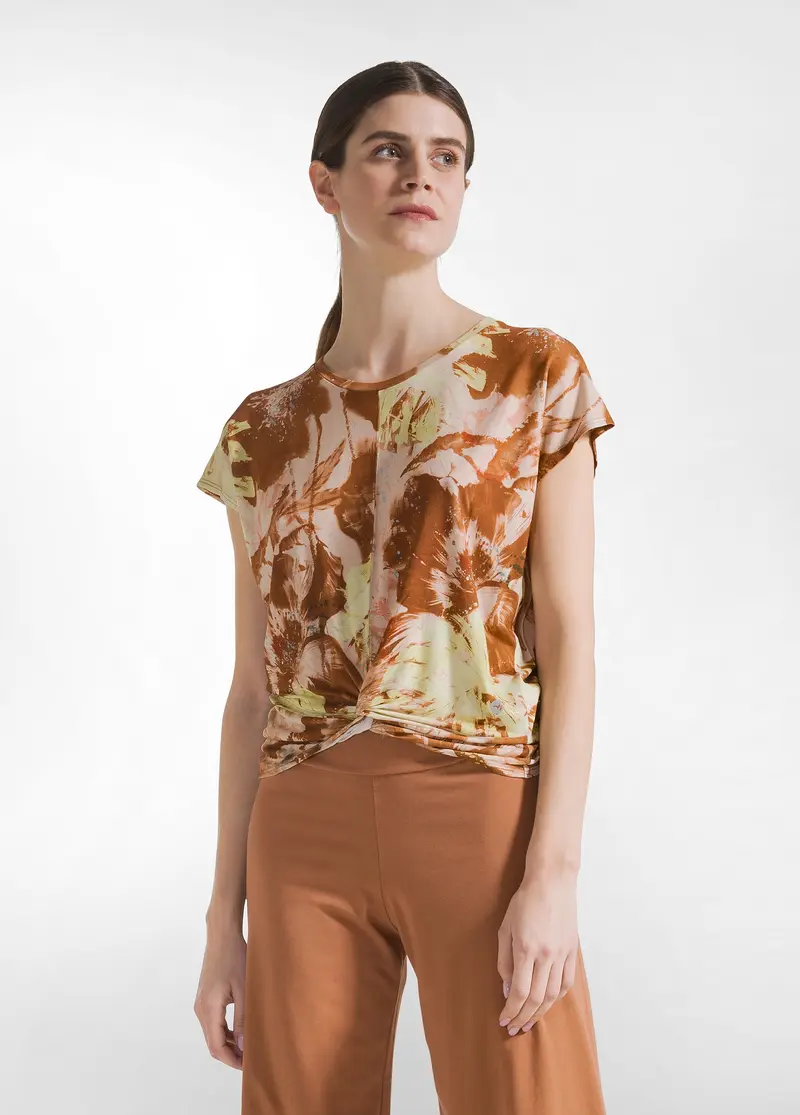 T-SHIRT IN VISCOSA STAMPATA CON NODO MARRONE