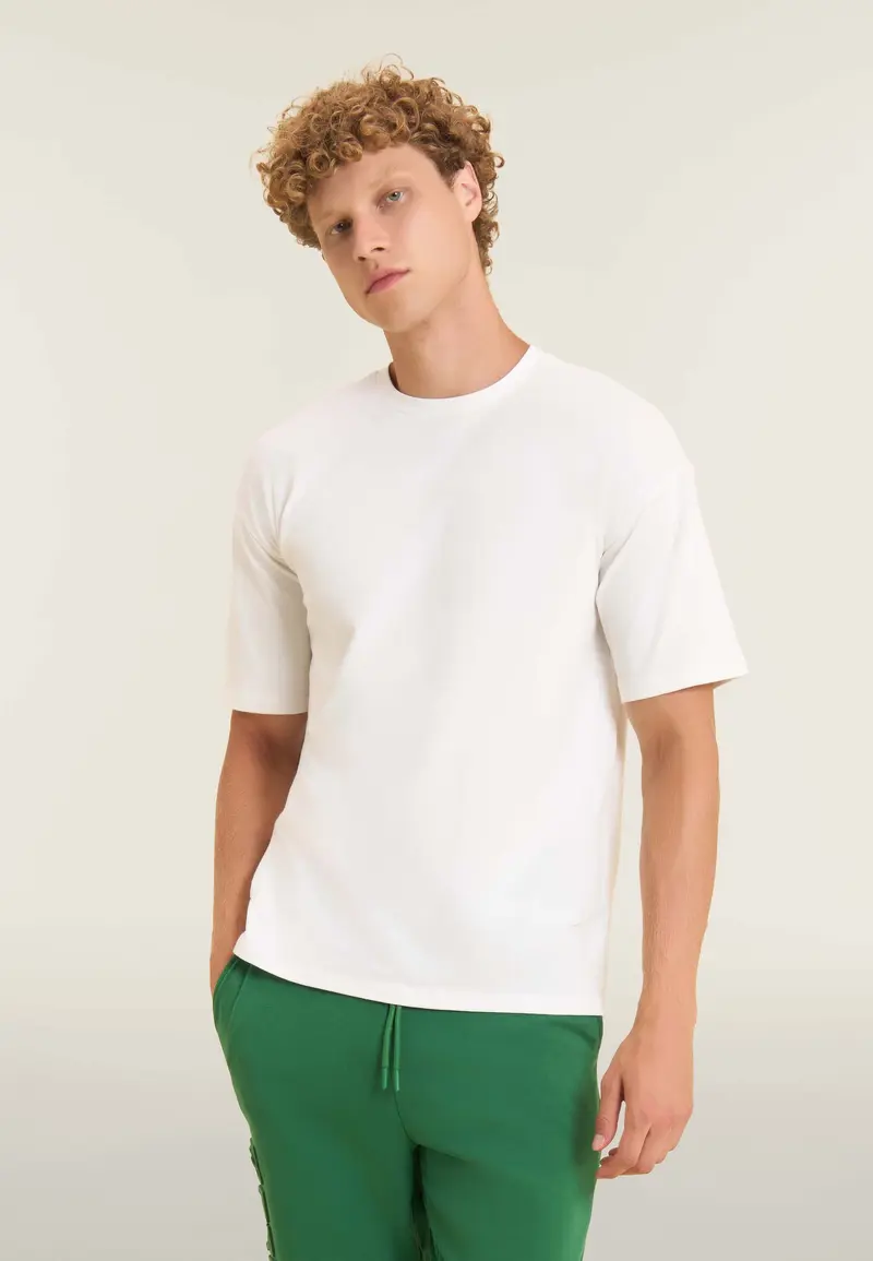 T-shirt regular con stampe lucide e dettagli tono su tono