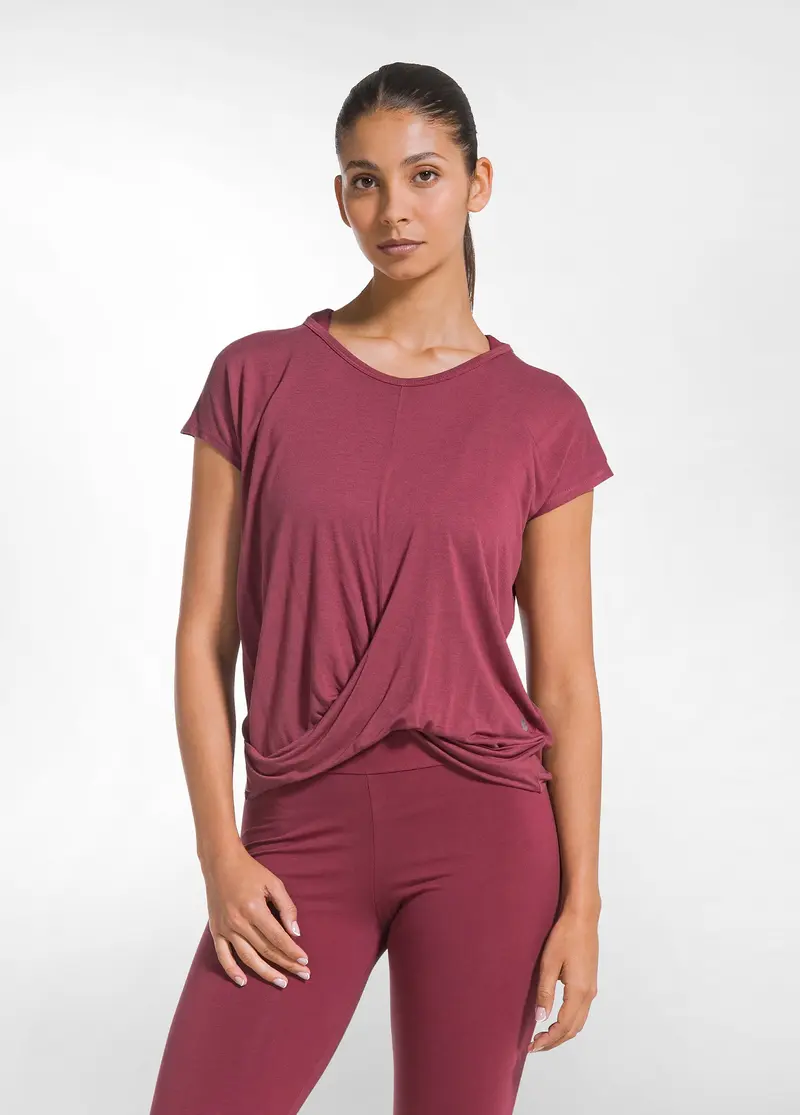 T-SHIRT YOGA CON NODO FRONTALE ROSSO